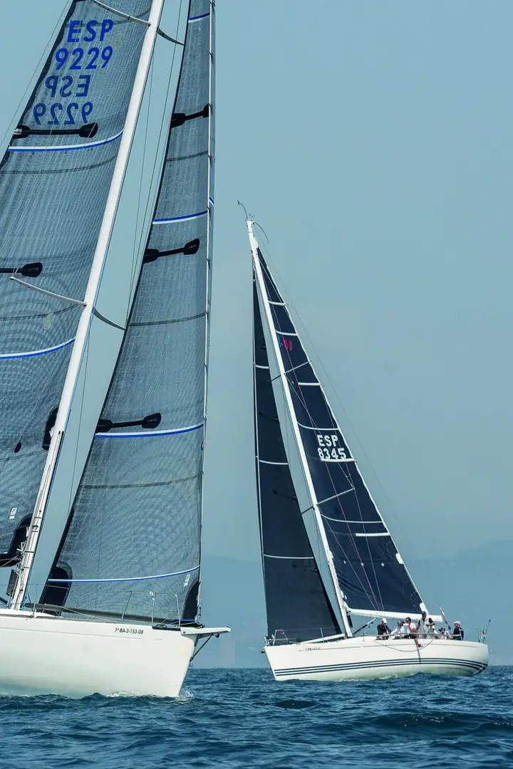 Flota de cruceros de regata compitiendo frente a Barcelona