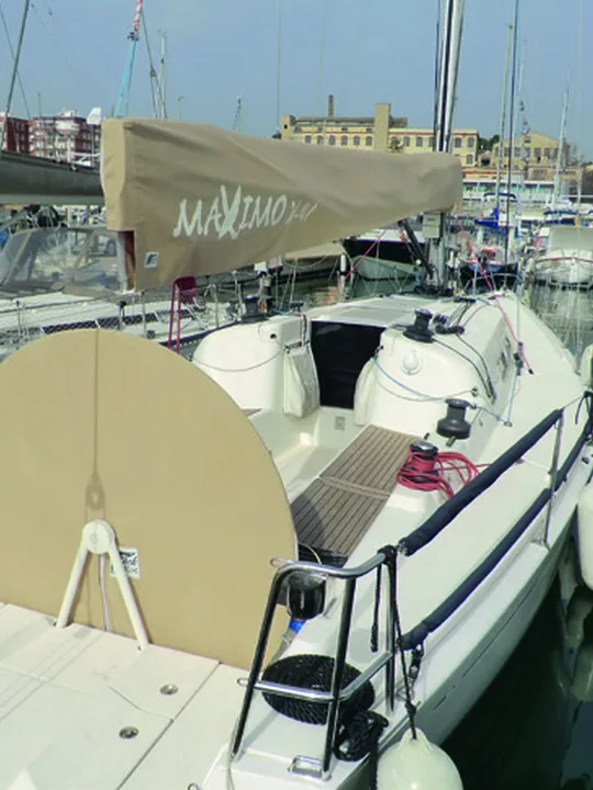Barco con una capota a medida en el pantalán
